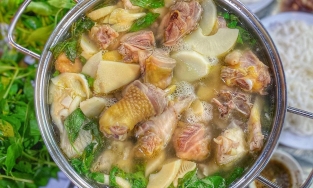 Cách nấu lẩu gà lá é ngon, nóng hổi để tha hồ 'vừa thổi vừa ăn' ngày lạnh