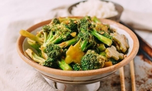 Cách làm bông cải xào dầu hào dễ làm mà nồi cơm đầy cũng hết veo