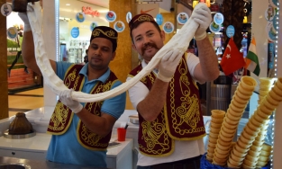 Maras Dondurma, món kem Thổ Nhĩ Kỳ dẻo dai đến mức phải mang dao ra để chặt!