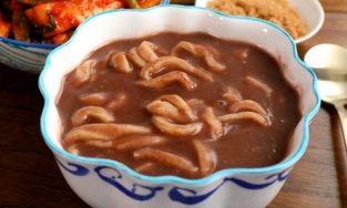 Cách làm mì đậu đỏ Hàn Quốc lạ miệng thơm ngon