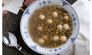 Cách nấu chè đậu xanh hạt sen thanh nhiệt giải độc