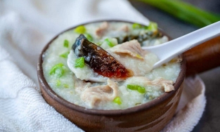 Cách nấu cháo trứng bắc thảo thịt bằm ấm bụng mùa đông