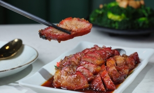 Xá xíu, món ăn làm nên đặc trưng của ẩm thực Hong Kong, được từ điển Oxford ghi danh