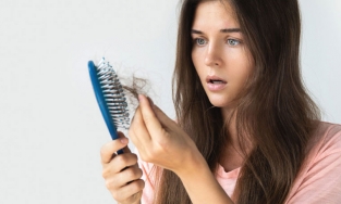 Những thói quen khiến tóc rụng như mưa nhiều chị em vẫn đang làm hàng ngày