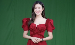 Á hậu Huyền My gặp sự cố trang phục ngay ngày đầu làm BTV thể thao