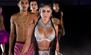 Rihanna để người mẫu da trắng tết kiểu tóc đặc trưng da màu tại show diễn