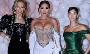 Chẳng ai còn quan tâm Hoa hậu Hoàn vũ mặc gì khi chiêm ngưỡng hình ảnh này