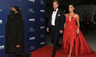 Meghan Markle nhận 'đủ gạch xây cung điện' vì thiếu tinh tế khi diện chiếc váy yêu thích tới thảm đỏ