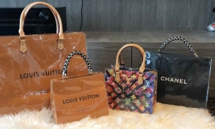 Giới trẻ Việt 'sốt xình xịch' với những chiếc túi giấy hàng hiệu có giá 1 triệu đồng