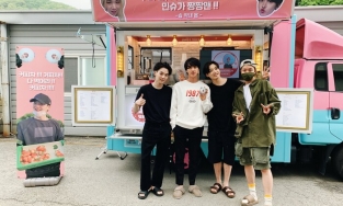 Tặng xe cafe, cách thể hiện tình cảm của fan với idol, cách idol ủng hộ nhau đầy văn minh của Hàn Quốc