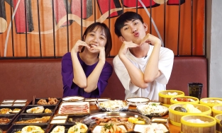 Chân dung Food Reviewer mới nổi tại Thủ đô, chỉ sau một năm đã có hàng triệu người theo dõi