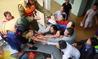 Sinh con trong tâm lũ, sản phụ ăn mì tôm sống, uống nước lạnh cầm hơi