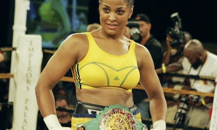 Con gái tỷ phú mua được ô tô bằng nghề giúp việc theo giờ