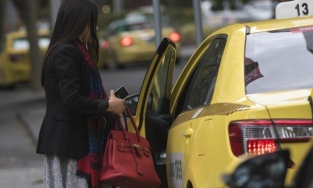 Đi taxi một mình về khuya, chị em đừng quên những điều này