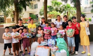 Hà Nội: Người dân mang rác đi... quyên góp