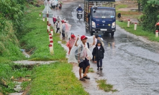 Học sinh vùng cao đội vỏ bao phân đến trường ngày mưa rét