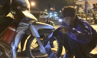 Người đàn ông mỗi đêm chạy 100 cây số để tìm người cần giúp