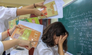  Cứ 55 phút lại có một trẻ em tự tử vì áp lực học tập