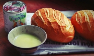 Bánh mì chấm sữa bất ngờ “làm mưa làm gió” trong cộng đồng quốc tế