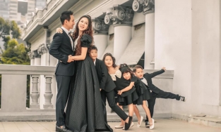 10 năm 4 con 2 gái 2 trai, vợ chồng Lý Hải - Minh Hà tung bộ ảnh ngọt ngào