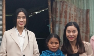 Tân Hoa hậu Đỗ Thị Hà trao tặng một tỷ đồng cho người dân Nam Trà My