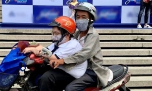 Hai cha con bại liệt cùng nhau nhận tấm bằng tốt nghiệp Đại học loại giỏi