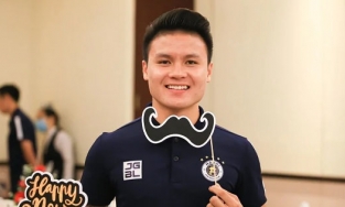 Nghi vấn Quang Hải có bồ mới, cả mẹ nuôi và bạn thân vào comment úp mở