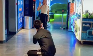 Ông xã Ốc Thanh Vân gây sốt với hành động quỳ gối giúp vợ ở nơi công cộng