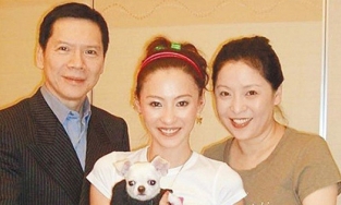 Trương Bá Chi nhiều lần bị mẹ nuôi nhận xét vô ơn, sống giả tạo