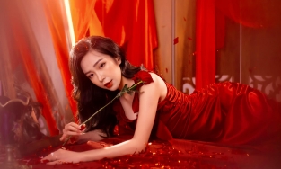 Vẻ đẹp nóng bỏng của “mẹ kế” Kim Oanh trong “Lối nhỏ vào đời”