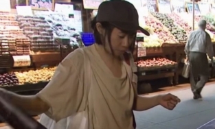 Cô gái kiếm 2,3 tỷ/năm vẫn bới rác tìm đồ ăn, mặc đồ lót cũ 14 năm không bỏ