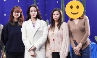 Địch Lệ Nhiệt Ba lép vế khi chụp ảnh với fangirl, netizen Trung đặt câu hỏi về nhan sắc thật