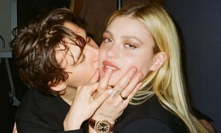 Chưa về làm dâu, Nicola Peltz đã kế thừa gu thời trang tối giản của mẹ chồng Victoria Beckham