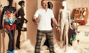 Thierry Mugler  là ai? Hành trình thời trang thăng trầm của nghệ sỹ thiết kế vĩ đại Thierry Mugler