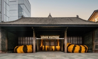 Louis Vuitton trang trí cửa hàng bằng đuôi hổ hoành tráng, chào đón năm mới Nhâm Dần 2022 