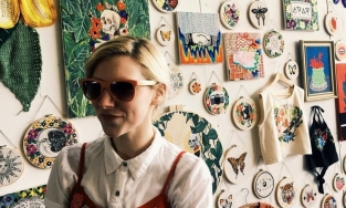 Người phụ nữ hồi sinh các trang phục cũ kỹ bằng những hình thêu tay