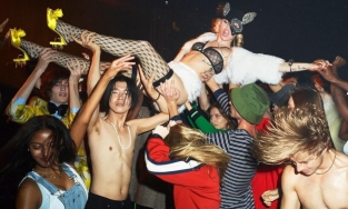 Gucci tung ra bộ ảnh tiệc tùng 'thác loạn' để quảng bá cho bộ sưu tập Xuân hè 2022