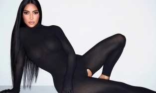 Kim Kardashian gây choáng khi cho ra mắt trang phục hở đũng