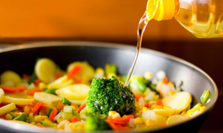 5 cách xử lý món ăn nhiều dầu mỡ khi lỡ tay cho nhiều dầu