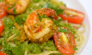 Cách làm tôm chiên pesto cùng tỏi và khoai tây cực hấp dẫn tại nhà