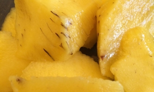 Xoài nổi chỉ đen có ăn được không hay nên bỏ đi?