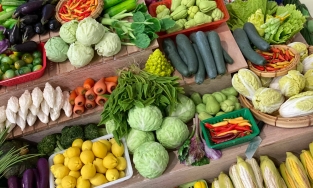 Những sạp rau củ đậm chất Việt và câu chuyện tan chảy bất ngờ phía sau