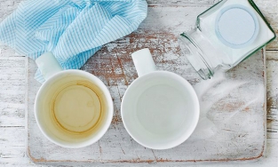 Mẹo tẩy sạch các vết ố bám trên cốc chén trong nhà