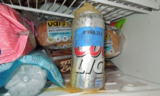 Tại sao không nên cho đồ uống có gas vào ngăn đá dù muốn uống nước lạnh