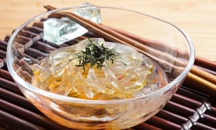 Món mì thạch trong suốt Tokoroten mát lịm của người Nhật Bản vào mùa hè
