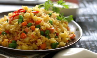 Cách làm cơm chiên Dương Châu giòn ngon và bắt mắt 