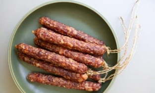 Cách làm lạp xưởng tại nhà đảm bảo ngon miệng không kém gì ngoài hàng