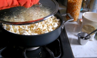 Cách làm bắp rang bơ bằng chảo đơn giản mà ngon như ở rạp chiếu phim