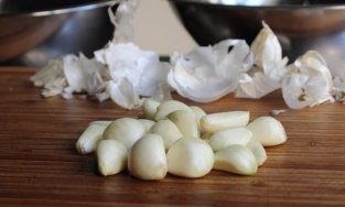 7 mẹo bóc vỏ tỏi nhanh mà các chị em nội trợ không nên bỏ qua