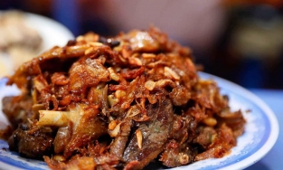 Cách làm ngan cháy tỏi thơm lừng, hấp dẫn cho bữa cơm gia đình ngày cuối tuần